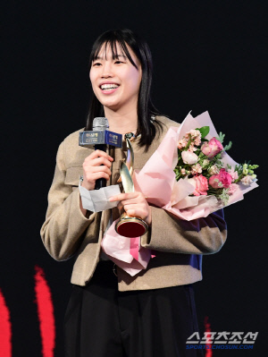 역대급 치열했던 신인상, '재일교포' 홍유순이 웃었다…