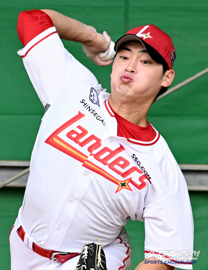 '150Km 강속구로 타자 압도!' 조병현의 불펜 피칭...위에서 내리꽂…