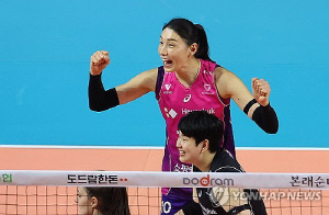 김연경 앞세운 흥국생명, 기업은행 완파…1위 매직넘버 '1'