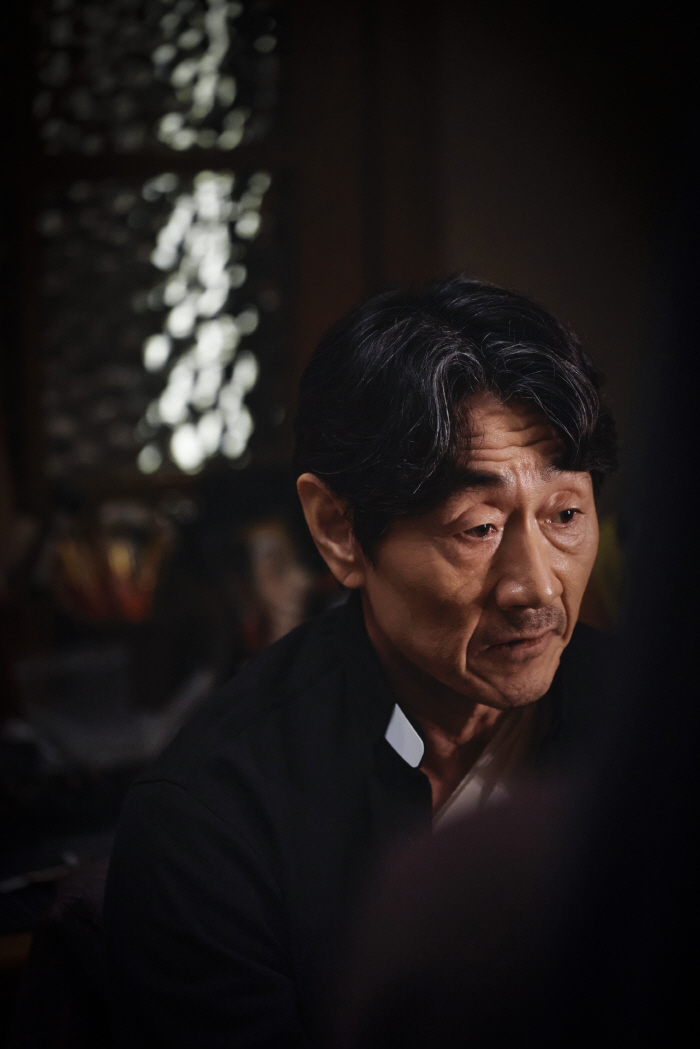 "믿고 보는 연기"…김국희→신재휘·허준호, '검은 수녀들' 속 대체불가 …