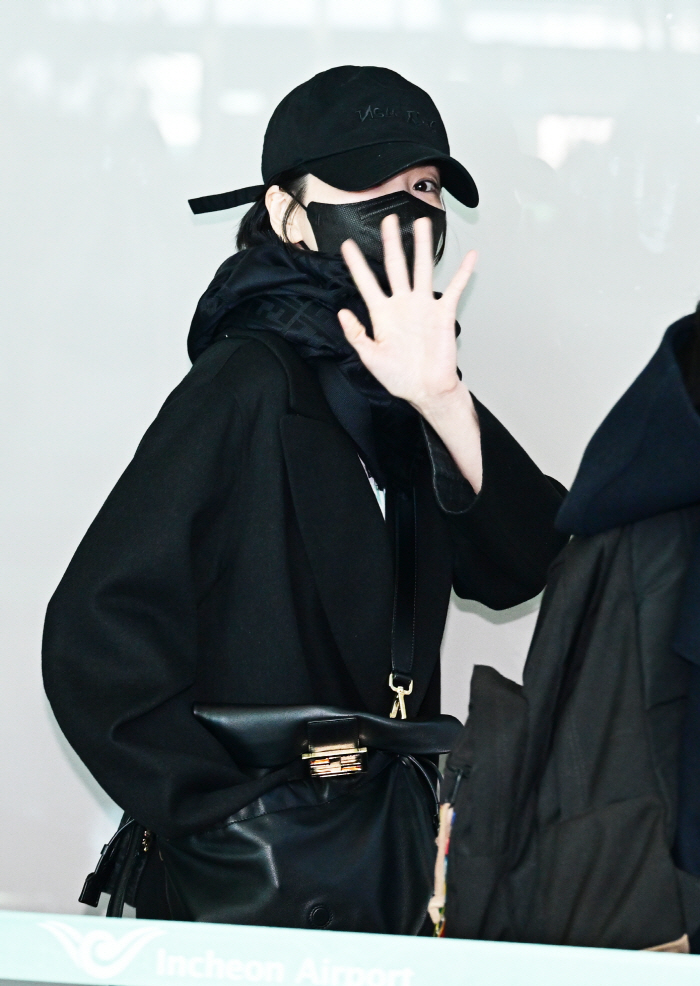 송혜교, 다 가려도 공항이 런웨이..명품 F사 착장 휘감고 출국