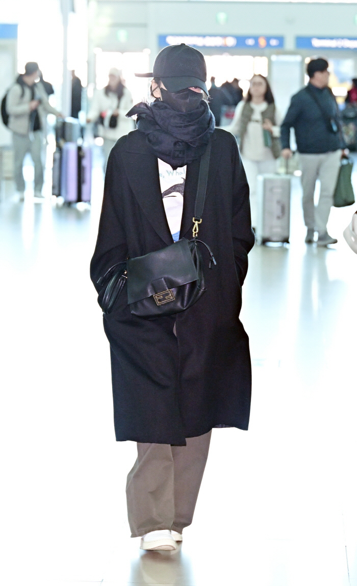 송혜교, 다 가려도 공항이 런웨이..명품 F사 착장 휘감고 출국