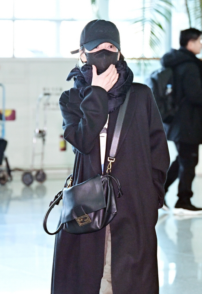송혜교, 다 가려도 공항이 런웨이..명품 F사 착장 휘감고 출국