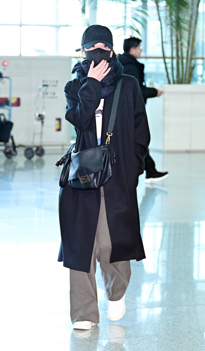 송혜교, 다 가려도 공항이 런웨이..명품 F사 착장 휘감고 출국