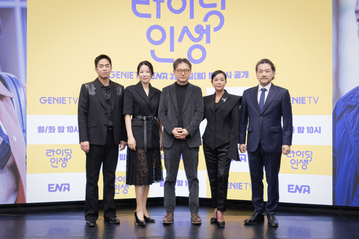 [SC리뷰] "'엄마'의 이름으로 위로를"..전혜진, 故이선균 사별후 '…