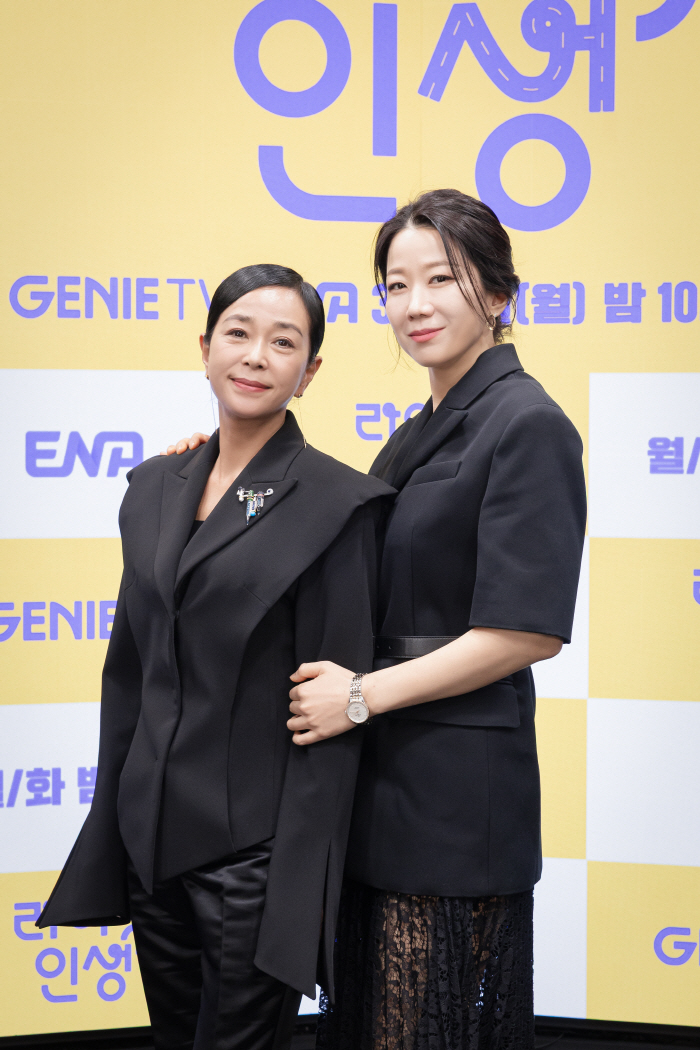 [SC리뷰] "'엄마'의 이름으로 위로를"..전혜진, 故이선균 사별후 '…