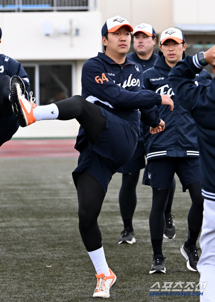 챔피언 KIA 만나 1이닝 2K '압살'...물건, 물건 하더니 진짜 '…