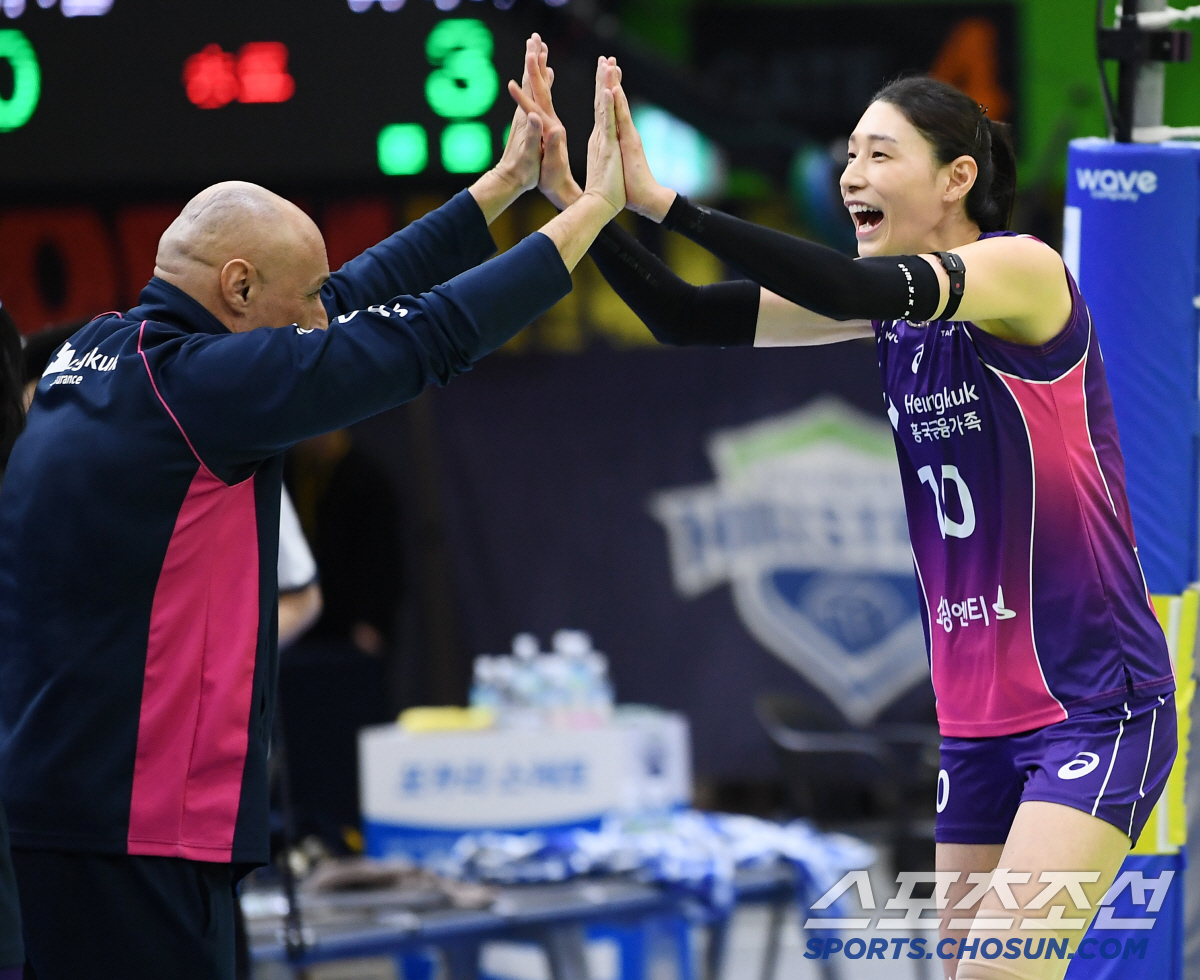 챔프전 직행 확정 임박! 김연경 품은 사령탑의 속내 "지난 2년과는 달라…