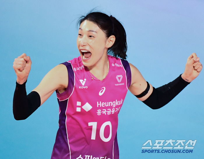 '김연경 생일축하→6067명 최다관중+매진' 흥국생명 11연승 질주!…'1승12패' 기업은행 봄배구 탈락 확정 [인천리뷰]