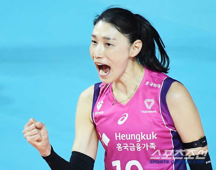 '김연경 생일축하→6067명 최다관중+매진' 흥국생명 11연승 질주!…'…