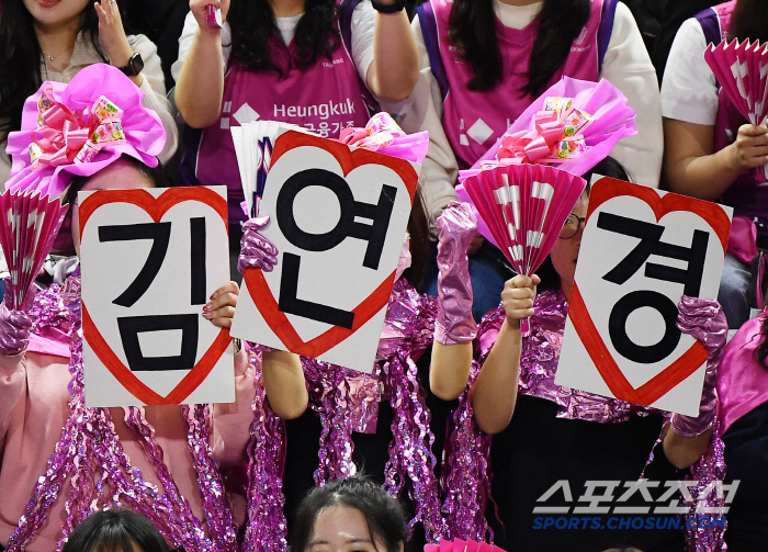 '김연경 생일축하→6067명 최다관중+매진' 흥국생명 11연승 질주!…'…