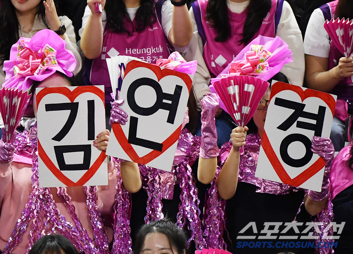 '김연경 생일축하→6067명 최다관중+매진' 흥국생명 11연승 질주!…'…
