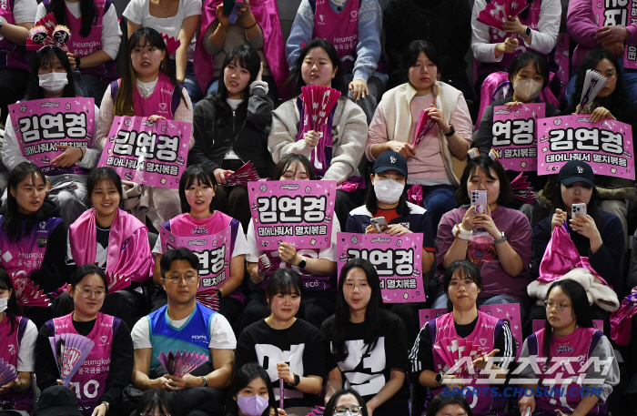 '김연경 생일축하→6067명 최다관중+매진' 흥국생명 11연승 질주!…'…