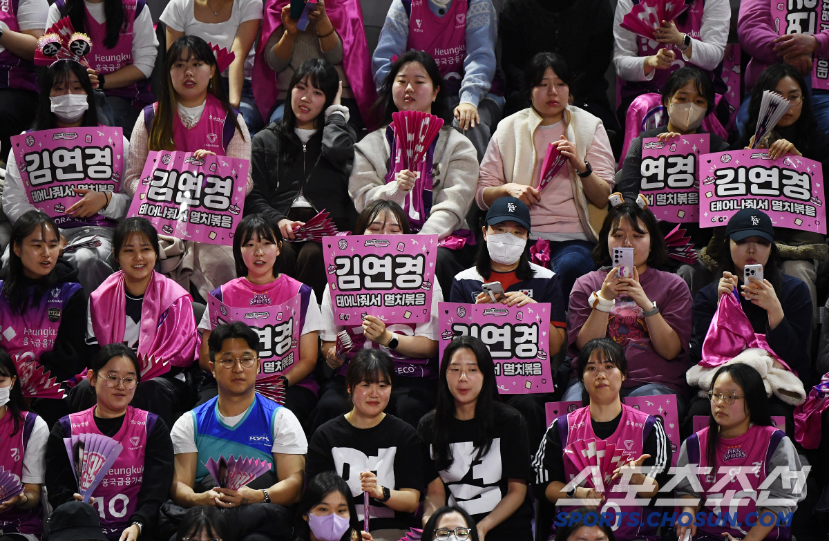 '김연경 생일축하→6067명 최다관중+매진' 흥국생명 11연승 질주!…'…