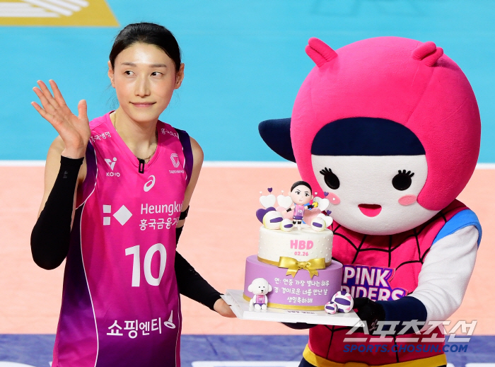 "김연경 생일이라고?" 깜짝 놀란 아본단자 감독 "팀승리 책임진다. MVP 자격 있어" [인천승장]