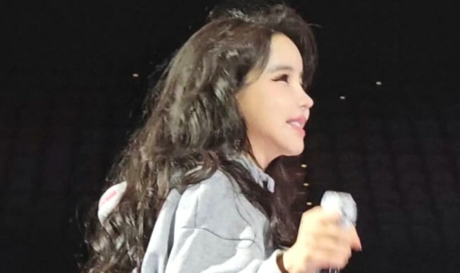 2NE1, 이민호 아내 사칭→무대서 박수만 친 '금쪽이 박봄' 품었다[S…