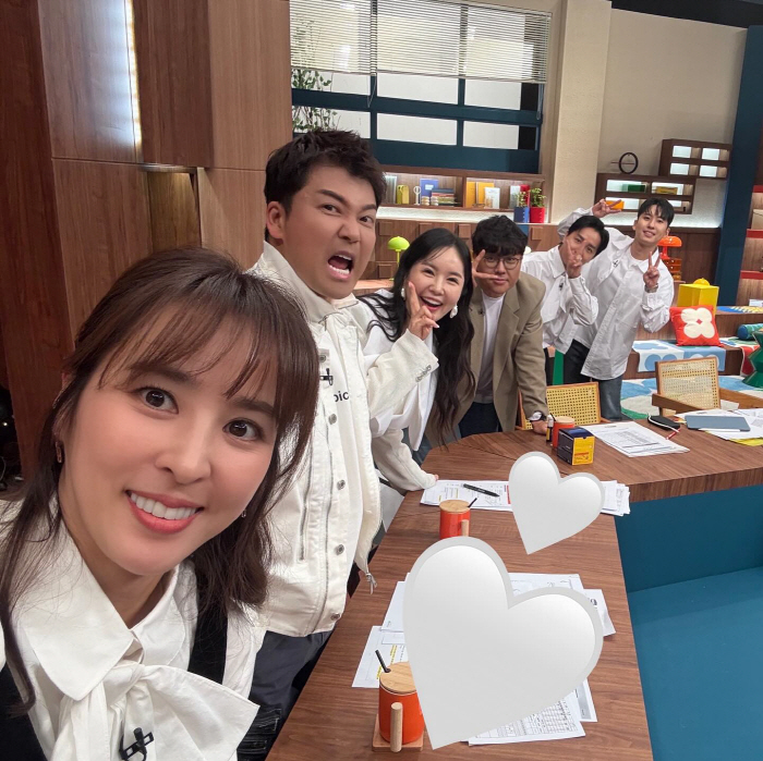 [SCin스타] 한혜진, 전현무와 브이… '티처스' 시즌2 복귀 비하인드…