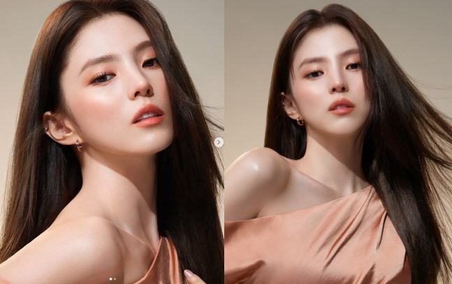 [SCin스타] "여신 아우라" 착시 오프숄더에 매혹 립 선보인 한소희