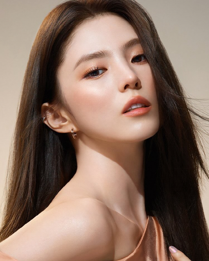 [SCin스타] "여신 아우라" 착시 오프숄더에 매혹 립 선보인 한소희