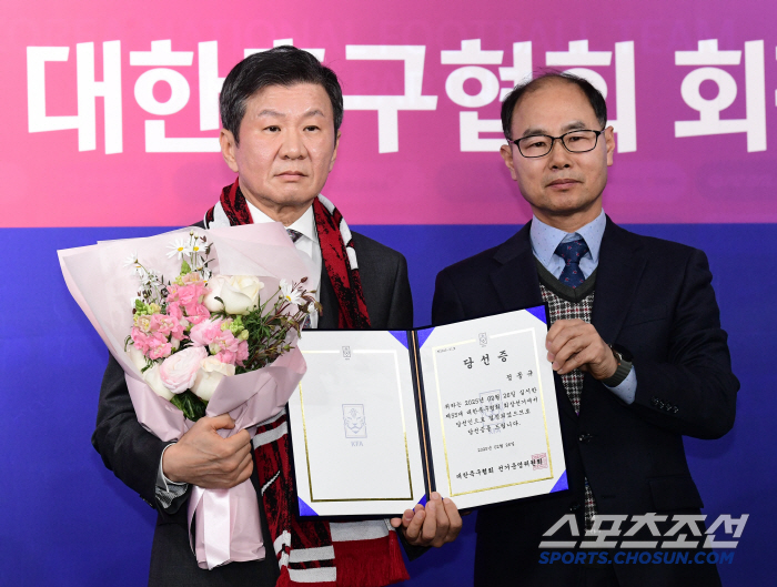 '압도적 승리'에 미소 지은 정몽규 회장, 4선 임기의 화두는 '소통'[KFA 회장선거]