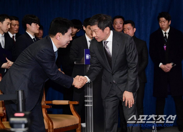 '압도적 승리'에 미소 지은 정몽규 회장, 4선 임기의 화두는 '소통'[…