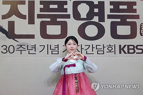 (서울=연합뉴스) 강민지 기자 = 홍주연 아나운서가 27일 서울 여의도 KBS 신관에서 열린 감정 프로그램 'TV쇼 진품명품' 30주년 기자간담회에서 포즈를 취하고 있다. 2025.2.27 mjkang@yna.co.kr