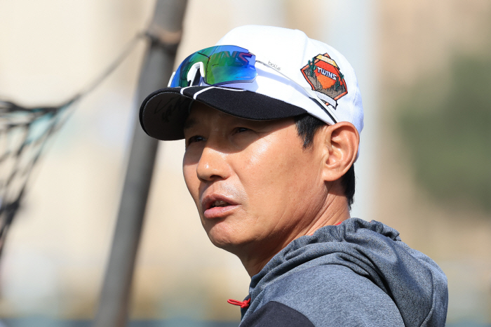 "주전들은 출전도 알아서..." 염갈량의 '루틴 야구' 연습경기부터[오키나와 리포트]