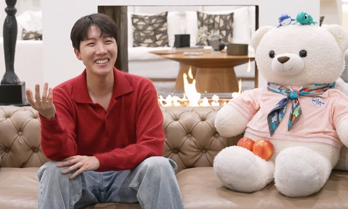 '270억 부동산' BTS 제이홉, LA 집 공개 "음악 작업 위해 머무…