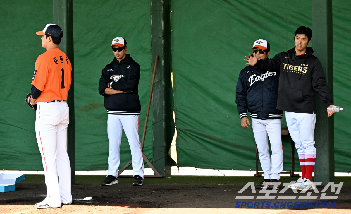 "걱정 안해도 됩니다"…문동주, 日 캠프 첫 불펜 피칭 성공적→신중한 한…