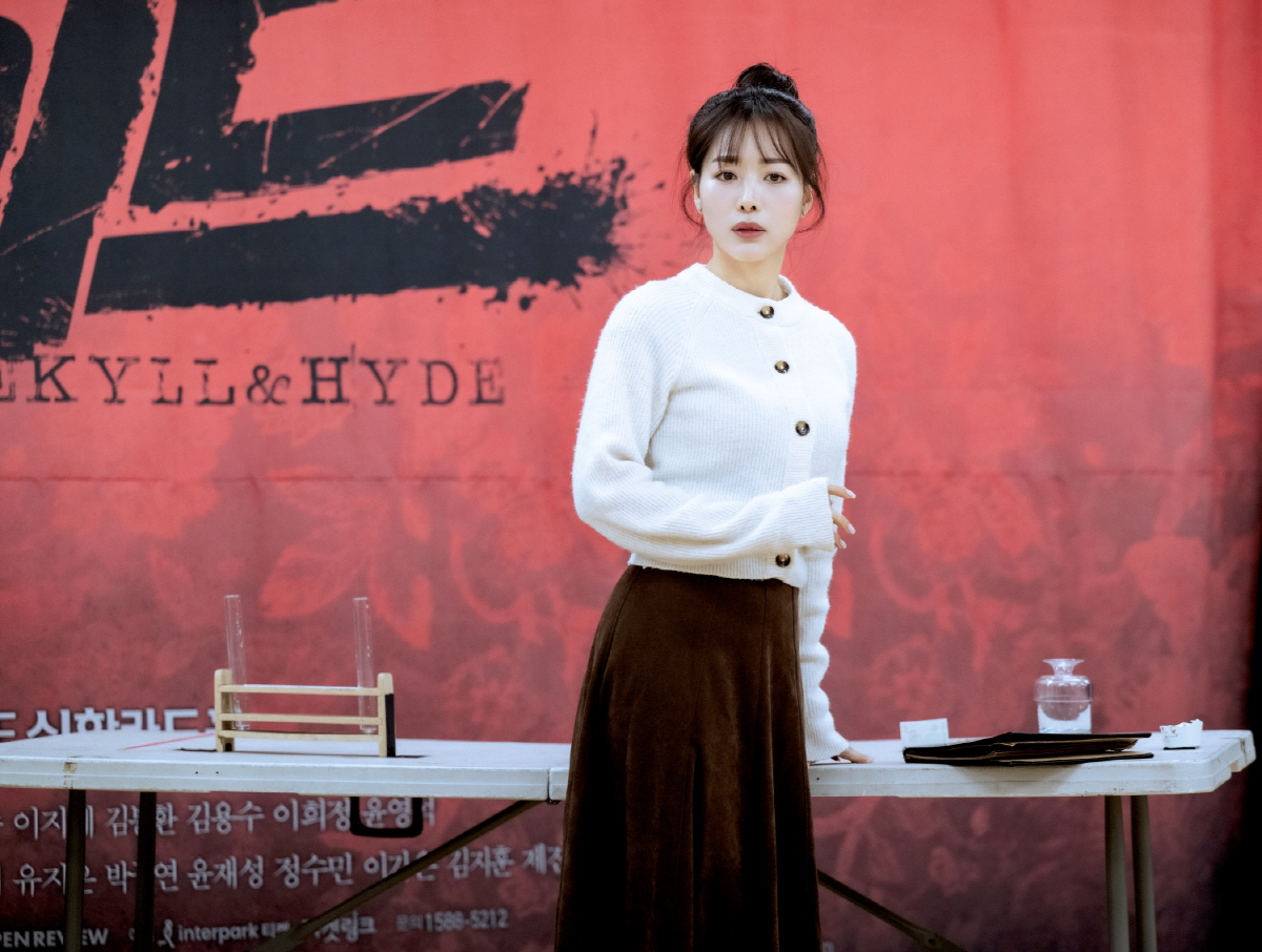 [뮤지컬] 신성록·아이비, '지킬앤하이드' 캐릭터 완벽 몰입…밀도 높은 …
