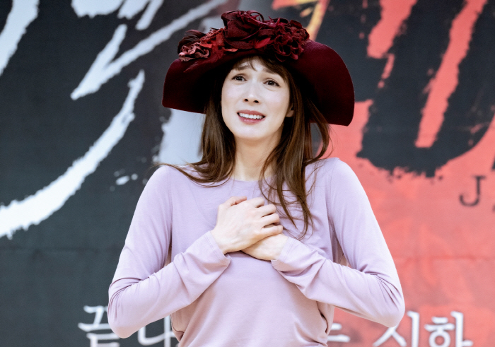 [뮤지컬] 신성록·아이비, '지킬앤하이드' 캐릭터 완벽 몰입…밀도 높은 …