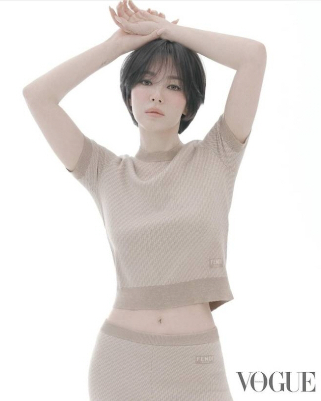 [SCin스타] "명화가 따로 없네" 송혜교, 단발+시스루 화보 공개…분…