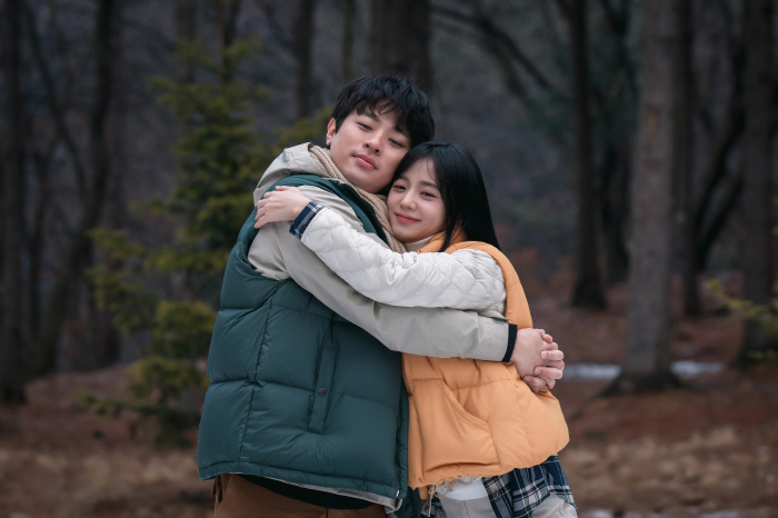 좀비 피하고 사랑은 직진? 박정민♥지수 재회할까('뉴토피아')