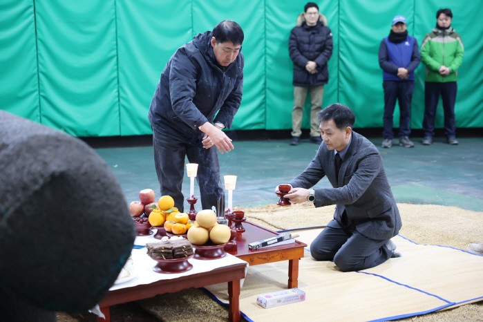 [경마]'차세대 명마 탄생 기원' 마사회 제주-장수목장, 씨수말 교배지원 나서