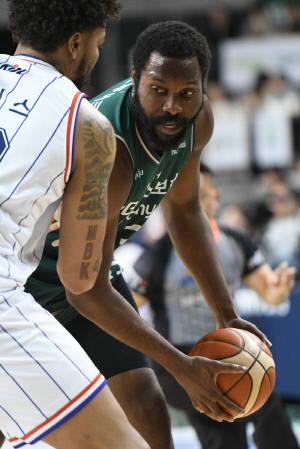 '밀실행정 KBL' 오누아쿠 부상공시에 잡음 왜?…사전협의 없이 규정 예외 적용, 제도개선 계기될듯