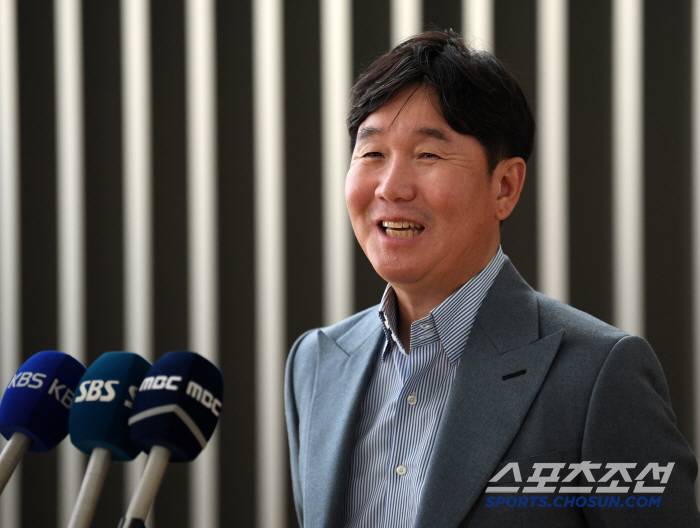 '야구 국대' 제대로 밀어준다! 류지현 감독 앞세워 '라방'으로 직접 소통 → KBO 공격적 '팬 스킨십' 행보 눈길