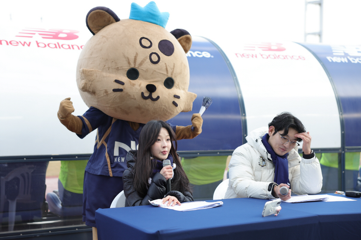 '신입생 모두 모여라!' 서울 이랜드, 전남전 홈경기에서 팬들과 함께 '…