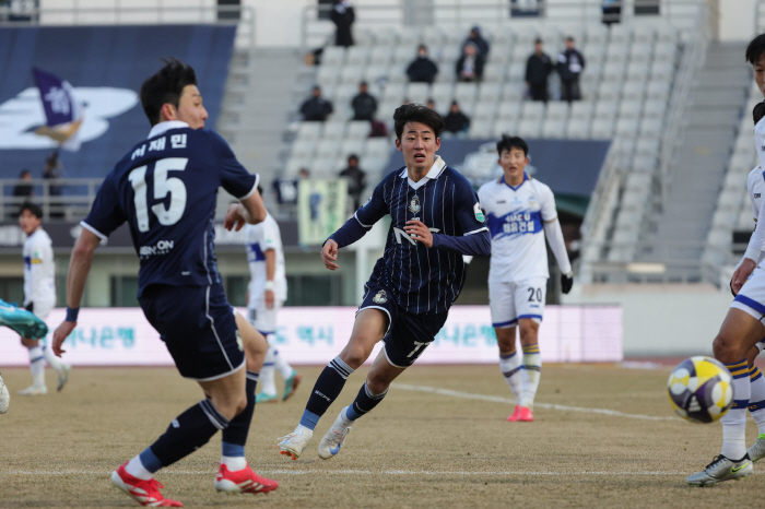 '신입생 모두 모여라!' 서울 이랜드, 전남전 홈경기에서 팬들과 함께 '…