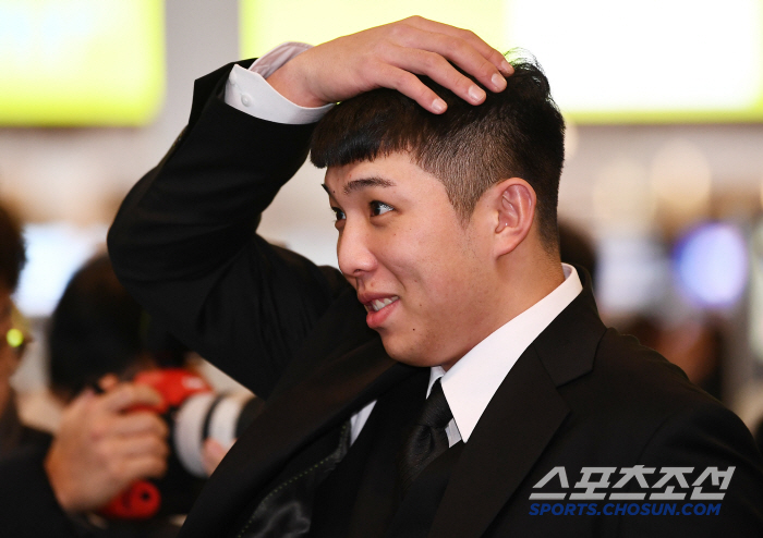 '초비상' 11승 에이스, 28홈런 거포 중도 귀국…우승 후보 흔들리나 …