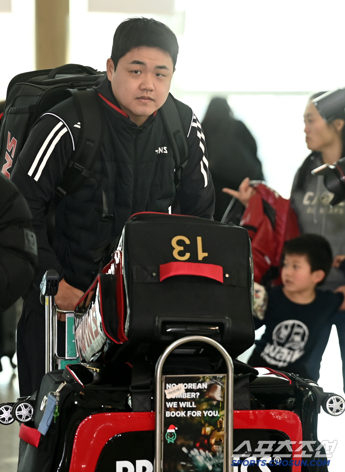 LG 트윈스 선수단이 23일 인천공항을 통해 전지훈련지인 미국 애리조나로 출국했다. 장현식이 출국장으로 들어서고 있다. 인천공항=허상욱 기자 wook@sportschosun.com/2025.01.23/