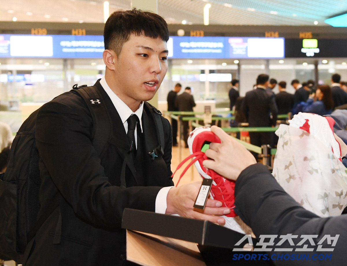 삼성 라이온즈 선수단이 22일 오전 인천국제공항을 통해 스프링캠프가 차려진 괌으로 출국했다. 김영웅이 후원 물품을 챙기고 있다. 인천공항=정재근 기자 cjg@sportschosun.com/2025.1.22/