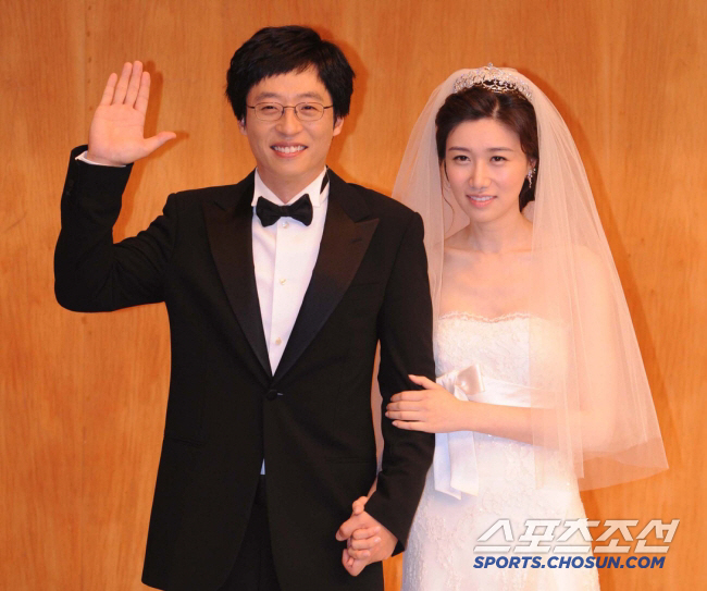유재석, 결혼 17년 만에 낭만 다 잃었다 "♥나경은에 편지? 문자하면 …