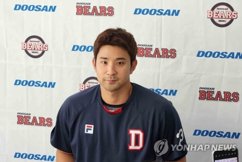 (이천=연합뉴스) 하남직 기자 = 두산 강승호가 지난 6일 이천 베어스파크에서 벌인 마무리 훈련을 끝낸 뒤, 취재진과 인터뷰하고 있다. 2024.11.7 jiks79@yna.co.kr