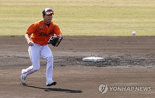 (오키나와=연합뉴스) 강수환 기자 = 27일 오후 일본 오키나와 고친다 구장에서 열린 프로야구 한화이글스와 SSG의 연습경기. 1회초 한화 심우준이 수비하고 있다. 2025.2.27 swan@yna.co.kr