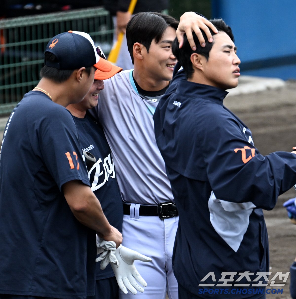 26일 일본 오키나와 고친다구장에서 열린 KT와 한화의 연습경기, KT 장진혁이 한화 이도윤과 인사를 나누고 있다. 오키나와(일본)=허상욱 기자 wook@sportschosun.com/2025.02.26/