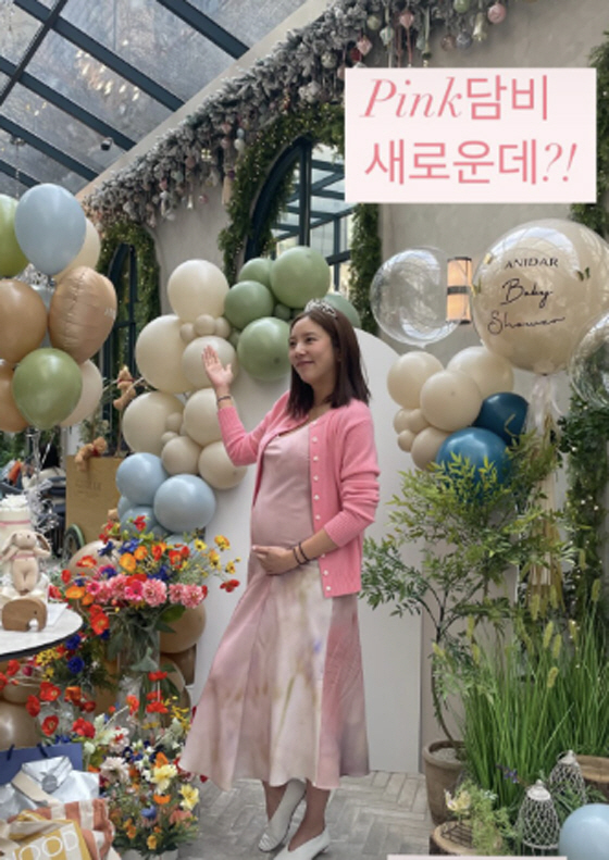 손담비, 핑크 원피스 입고 뽐낸 '만삭의 D라인'...절친들과 '베이비샤…