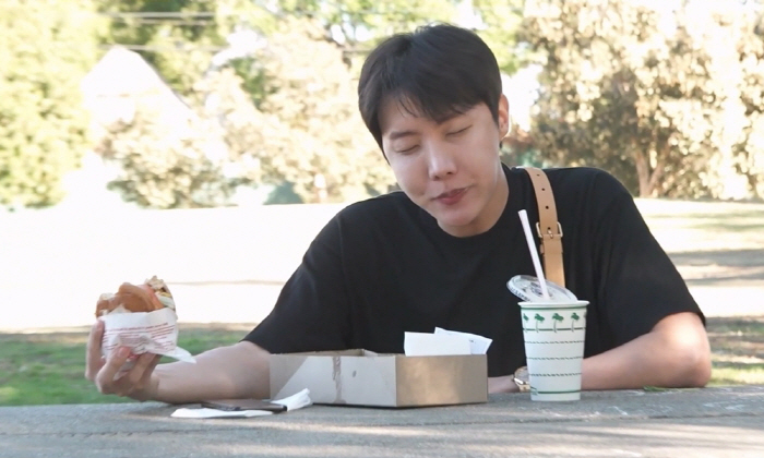 BTS도 드라이브스루는 직접 간다..제이홉, 오픈카 타고 햄버거 먹방('…
