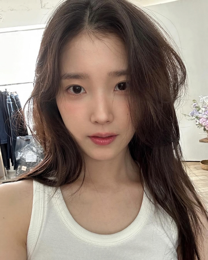 ♥이종석 눈감아...아이유, 차은우와 B컷서 다정 스킨십 '눈호강 비주얼…