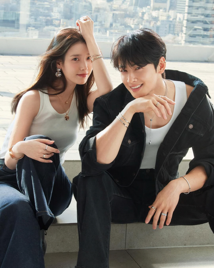 ♥이종석 눈감아...아이유, 차은우와 B컷서 다정 스킨십 '눈호강 비주얼…