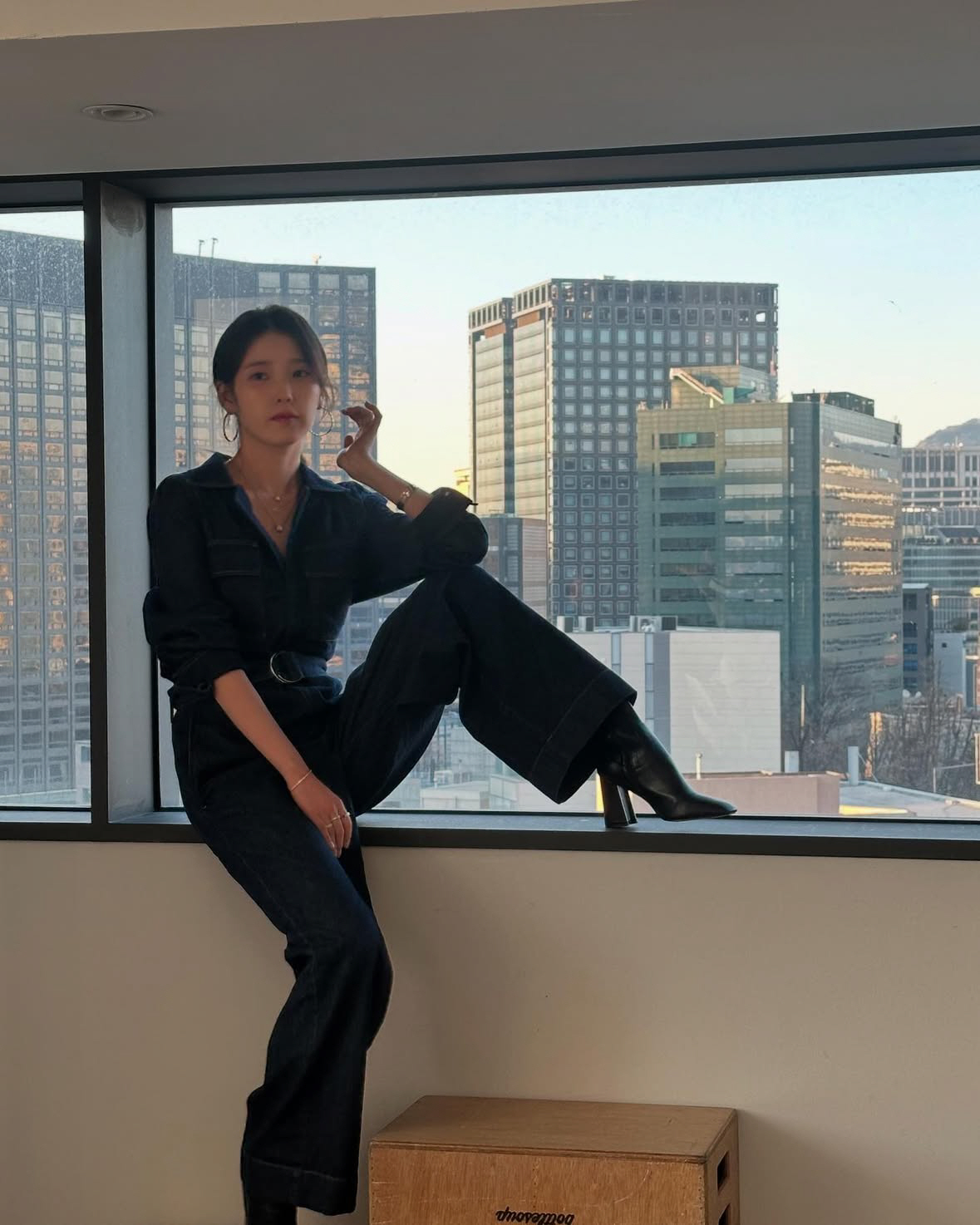 ♥이종석 눈감아...아이유, 차은우와 B컷서 다정 스킨십 '눈호강 비주얼…